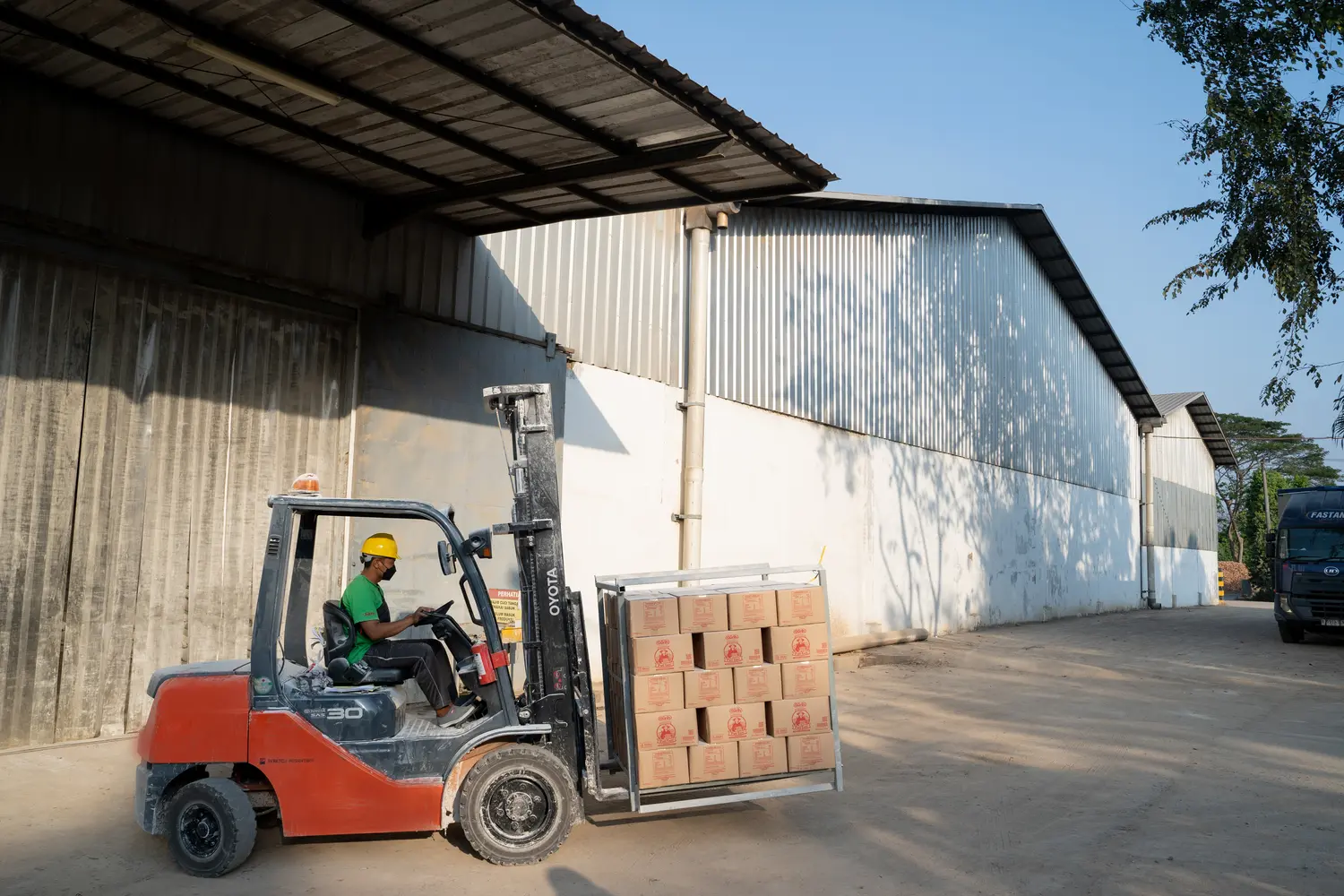 PT Sari Agro Manunggal Export Forklift Pallet Loading